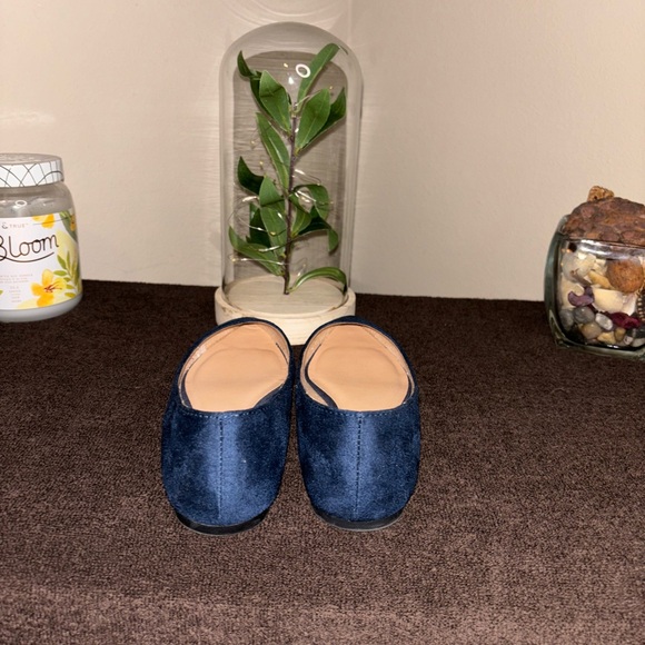 Blue flats; very cute, & comfortable; easy to walk in. - Picture 4 of 7